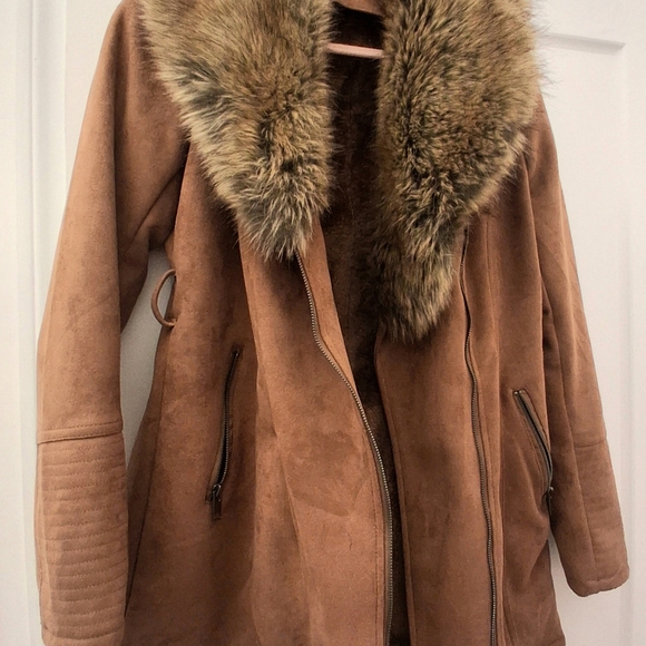 Stylish Camel Trench Coat with Faux Fur Collar - Picture 3 of 3